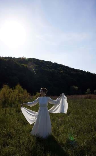 Picture of Medine ipeği krem özel gün elbise